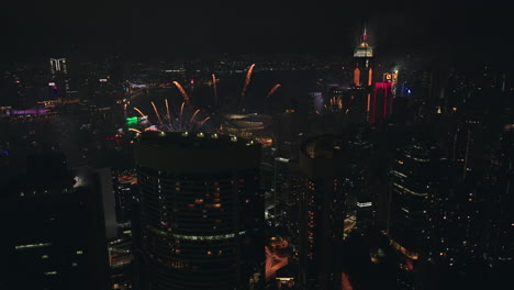 Wunderschön-Inszeniertes-Silvesterfeuerwerk-Von-Den-Hohen-Wolkenkratzern-Der-Skyline-Von-Hong-Kong