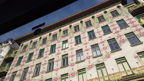 Vista-De-Edificios-Pintados-Vistos-Desde-La-Ventana-De-Un-Autobús-En-Viena,-Austria