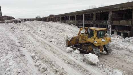 Drohnenaufnahmen-Eines-Bulldozers,-Der-Während-Des-Wintersturms-Elliot-2022-Schnee-Räumt