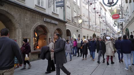 Touristen-Schlendern-Entlang-Der-Weihnachtsstraße-In-Salzburg,-Österreich