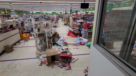 Toma-Panorámica-De-Una-Tienda-Desordenada-Después-De-Que-Los-Saqueadores-Robaran-La-Tienda-Durante-La-Emergencia-De-Una-Tormenta-De-Invierno