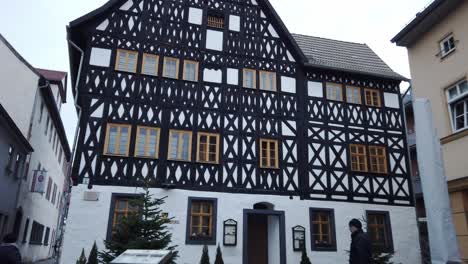 Fachada-Histórica-De-Una-Casa-De-Entramado-De-Madera-En-El-Casco-Antiguo-Medieval-De-Weimar