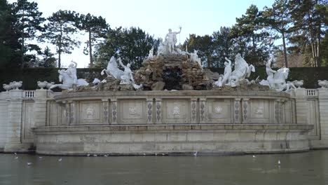 Blick-Auf-Die-Skulpturen-An-Der-Gloreitte-Im-Schloss-Schönbrunn-In-Wien,-österreich