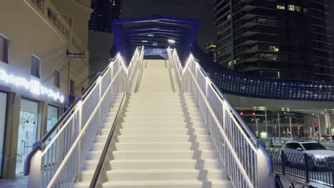 Escaleras-Suspendidas-Exteriores-En-La-Noche-Que-Cruzan-La-Autopista-En-La-Ciudad-De-Dubai