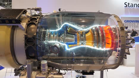 Motor-A-Reacción-Turboventilador,-Honeywell-Htf7000-En-La-Exposición-Europea-De-Aviación-De-Negocios