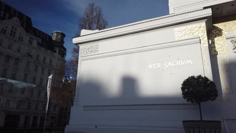 Sicht-Fahren-An-Einem-Wunderschönen-Verzierten-Gebäude-In-Wien,-Österreich