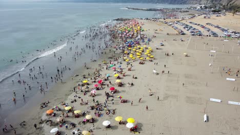 Many-people-in-the-beach