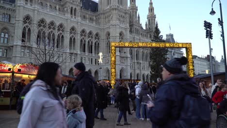 Pueblo-Navideño-Frente-Al-Ayuntamiento-De-Viena-Mientras-Las-Multitudes-Se-Reúnen-Durante-El-Día