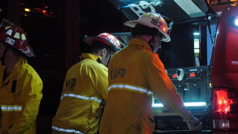 Los-Bomberos-Se-Acercan-Al-Edificio-Fire-Hd