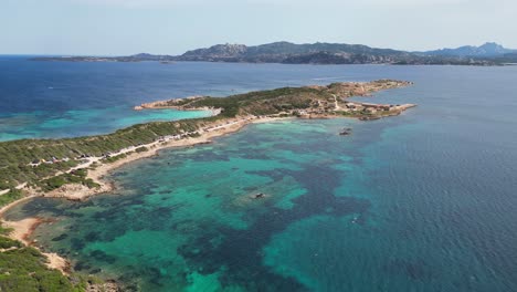 Península-En-La-Isla-De-La-Maddalena,-Caprera,-Cerdeña---Antena-4k