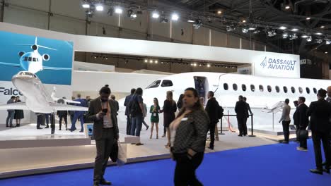 Ebace-teilnehmer-Besuchen-Die-Ebace-2022-Dasault-Falcon-ausstellung-In-Genf