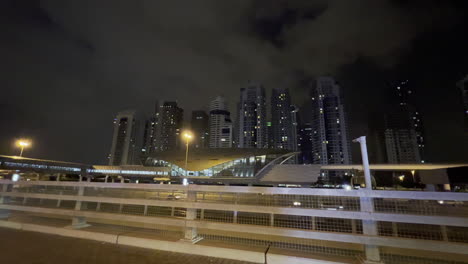 Red-De-Autopistas-Y-Trenes-De-La-Ciudad-De-Dubai-Vista-De-Noche