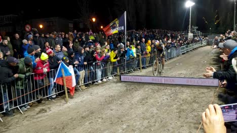 Carrera-Ciclista-De-Ciclocross-Por-La-Noche-En-Diegem,-Flandes.