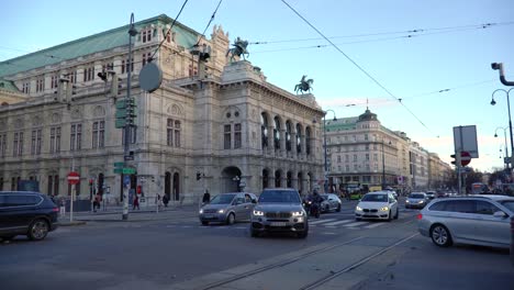 Vista-De-Una-Concurrida-Intersección-En-Las-Calles-De-Viena,-Austria