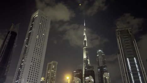 Vista-Nocturna-Del-Burj-Khalifa-Visto-Desde-La-Carretera