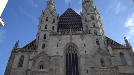 Vista-Frontal,-Exterior-De-La-Histórica-Catedral-De-San-Esteban-En-Viena,-Austria