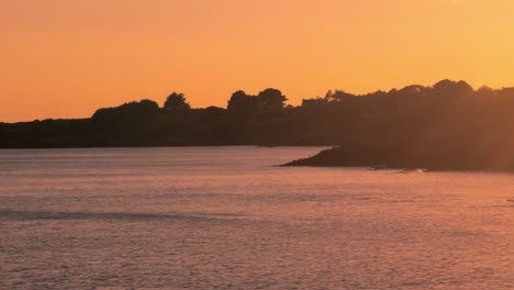 Schöner-Sonnenuntergang-Am-Meer-An-Der-Wilden-Küste-In-Der-Bretagne