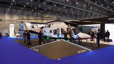 Multitud-En-Helicóptero-Agusta-En-Exhibición-En-La-Exposición-De-Aviación-De-Negocios