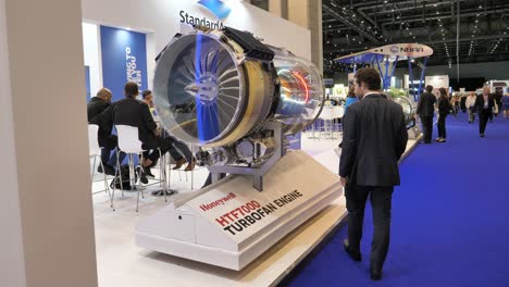 Presentación-Del-Motor-Turboventilador-Htf7000-De-Honeywell-En-La-Convención-Y-Exhibición-Europea-De-Aviación-De-Negocios-En-Ginebra,-Suiza