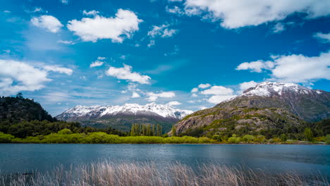 Zeitraffer-Der-Schneebedeckten-Anden-In-Chile-Ansicht-Von-Futaleufú-Mit-Blick-Auf-Die-Kleine-Stadt-Laguna-Espejo-Im-Norden-Patagoniens-Am-Zusammenfluss-Des-Espolon-Los-Lagos