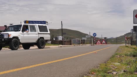 Camión-Blanco-Sale-Del-Puesto-De-Control-Fronterizo-De-Lesotho-Para-Descender-El-Paso-Sani