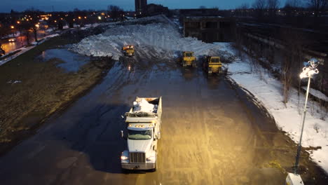 Maquinaria-Pesada-Acumula-Nieve-Después-De-Una-Horrible-Tormenta-De-Nieve-En-Buffalo,-Nueva-York,-EE.UU.