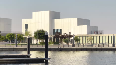 Edificio-Del-Centro-De-Artes-Jameel-En-La-Ciudad-De-Dubai-Visto-Al-Atardecer