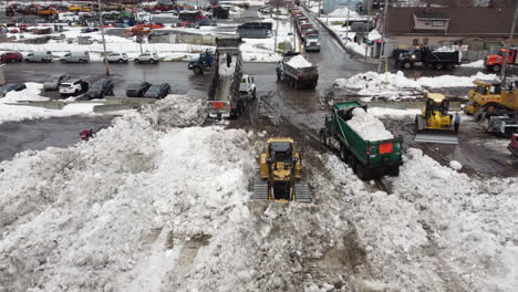 Schneepflug-Und-Lastwagen-Stapeln-Sich-Und-Sammeln-Schnee-Nach-Dem-Historischen-Schweren-Büffelblizzard-Ende-2022