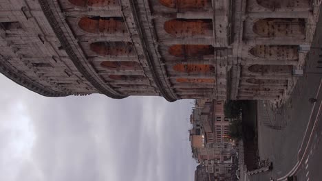 Mañana-Vertical-En-Tiempo-Real-En-El-Famoso-Coliseo-De-Roma-Italia-Con-Un-Cielo-Nublado