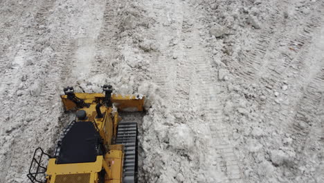 Quitanieves-Acumula-Montañas-De-Nieve-Después-De-La-Devastadora-Ventisca-Histórica-De-Búfalos,-Tiro-De-Seguimiento