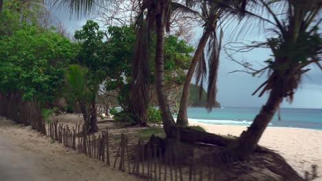 Mahe-Seychelles-Kleine-Küstenstraße-Fahrt-In-Den-äußersten-Süden-Der-Insel,-Die-Straße-Ist-Sehr-Schmal-Und-Erreicht-Einen-Schönen,-Aber-Rauen-Strand