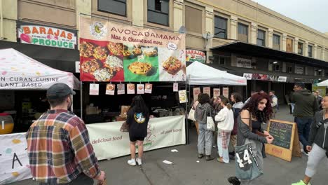 Stände-Auf-Dem-Open-Air-Lebensmittelmarkt-In-Smorgasburg-In-Los-Angeles,-Kalifornien