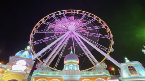 Riesenrad-Mit-Videoprojektion-Am-Eingang-Des-Erlebnisparks-Im-Freizeitpark-Global-Village-Bei-Nacht