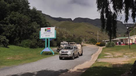 Los-Turistas-Ingresan-A-Sudáfrica-Desde-Lesotho-En-El-Control-Fronterizo-Sani-Pass