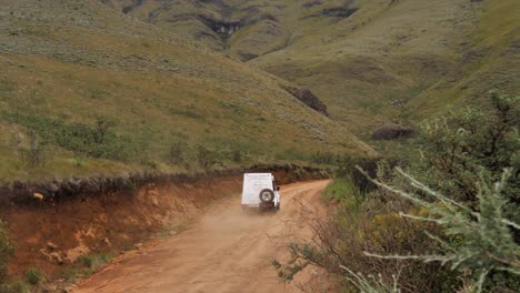 Robustes-Fahrzeug-Der-Reisegesellschaft-Fährt-Unbefestigte-Straße-Im-Sani-Pass-Nach-Lesotho