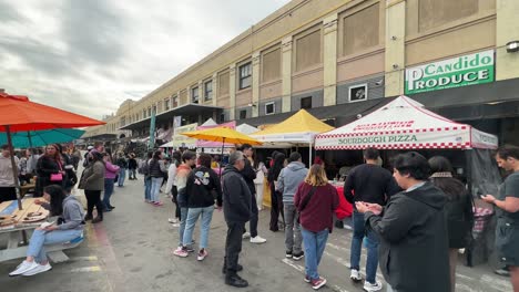 Caminando-Por-Los-Vendedores-De-Comida-Al-Aire-Libre-En-Smorgasburg-En-Los-Angeles,-California