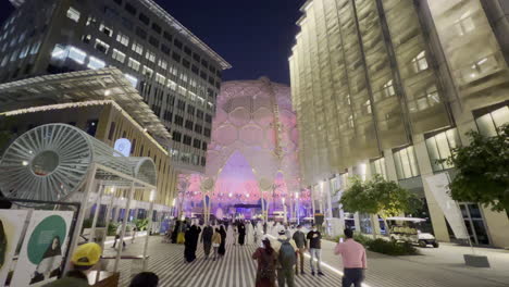 Weiter-Blick-Auf-Eine-Gasse-Von-Al-Wasl-Plaza-Im-Zentrum-Der-Expo-Dubai-2020