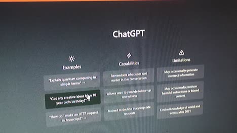 Menschliche-Interaktion-Mit-Der-Chatgpt-webseite-Für-Künstliche-Intelligenz-Auf-Dem-Computer-laptop-bildschirm