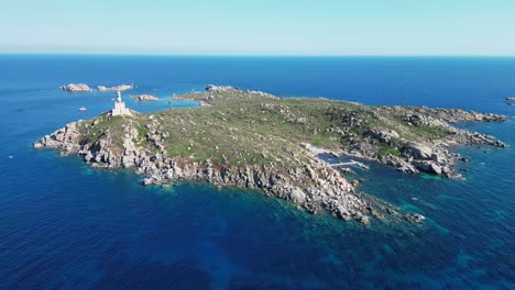 Leuchtturm-Auf-Kleiner-Insel-In-Sardinien,-Italien---Luft-4k-Kreisen