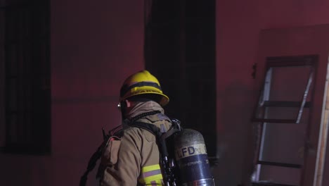 Los-Bomberos-Se-Movilizan-Para-Combatir-El-Incendio-De-La-Estructura