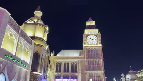 Réplica-De-La-Torre-Del-Reloj-Big-Ben-Vista-De-Noche-Dentro-Del-Parque-Temático-De-Diversiones-Global-Village-Dubai