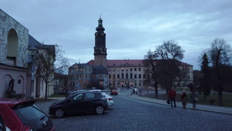 Caminar-Sobre-Adoquines-En-El-Casco-Antiguo-De-Weimar-Con-Vistas-Al-Palacio-De-La-Ciudad