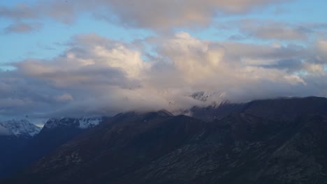 Lapso-De-Tiempo-De-Las-Nubes-Que-Pasan-Sobre-Los-Picos-Gemelos-De-Alaska-Cerca-Del-Atardecer