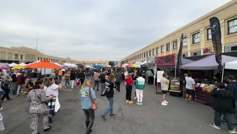 La-Gente-Viene-A-Comer-En-El-Mercado-De-Alimentos-Al-Aire-Libre-Smorgasburg-De-Los-ángeles