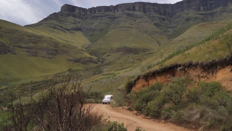 Robuster-Tour-truck-Fährt-über-Schroffe-Schotterstraße-Zum-Sani-Pass,-Lesotho