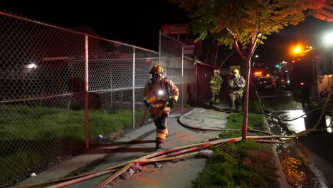 Los-Bomberos-Responden-A-La-Llamada-De-Emergencia