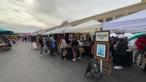 Filas-De-Vendedores-En-El-Mercado-Al-Aire-Libre-De-Smorgasburg-En-Los-Angeles,-California