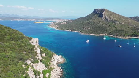 Figarolo-Island,-Cala-Moresca-Y-Ferry-En-Golfo-Aranci,-Cerdeña,-Italia---Antena-4k