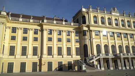 Toma-Panorámica-En-El-Exterior-Del-Palacio-De-Schonbrunn-En-Viena,-Austria