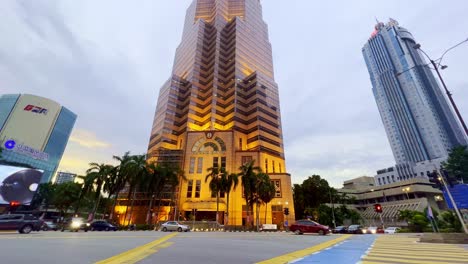 Tiro-De-ángulo-Bajo-De-La-Torre-Petronas-De-Kuala-Lumpur